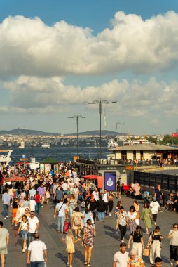 İstanbul, Türkiye - 30 Ağustos 2022: Zafer Günü 'nde Eminonu Meydanı' nda İstanbul şehir manzaralı yerel halk ve turist kalabalığı