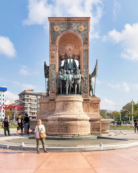 İstanbul, Türkiye - 2 Eylül 2022: Cumhuriyet Anıtı veya Cumhuriyet Aniti Heykeli, Taksim Meydanı 'nda güneşli bir yaz gününde