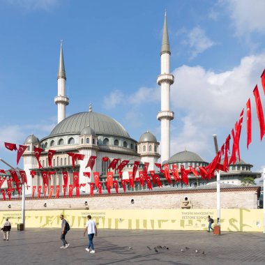 İstanbul, Türkiye - 2 Eylül 2022: Güneşli bir yaz gününde Taksim Camii önünde, sabahın erken saatlerinde, İstanbul 'un orta kesimindeki Beyoğlu' nun Taksim Meydanı 'nda yürüyen çok az yaya var