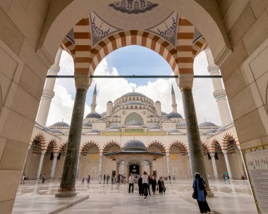 İstanbul, Türkiye - 1 Eylül 2022: Büyük Camlia Camii 'nin avlusu, ya da 2019 yılında inşa edilmiş ve Uskudar ilçesindeki Camlica Tepesi' nde çok az turist bulunan bir modern İslam kompleksi olan Buyuk Camlica Camii.