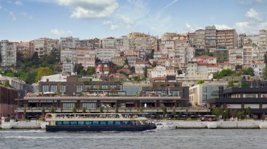İstanbul, Türkiye - 1 Eylül 2022: Feribot, Galataport 'un önündeki Boğaz' da, Karaköy Mahallesi 'nde bulunan bir karma kullanım geliştirme tesisi.
