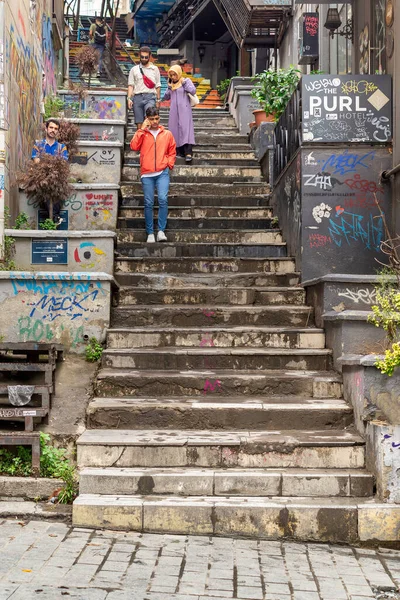 Estambul Turquía Agosto 2022 Paseo Con Coloridas Escaleras Entre Muros —  Fotos de Stock