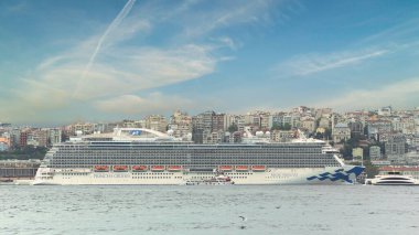 Regal Princess, Dev yolcu gemisi İstanbul, Türkiye 'deki Karaköy Mahallesi' nde İstanbul Boğazı kıyısı boyunca yer alan karışık kullanım geliştirmesi Galataport terminaline kenetlendi