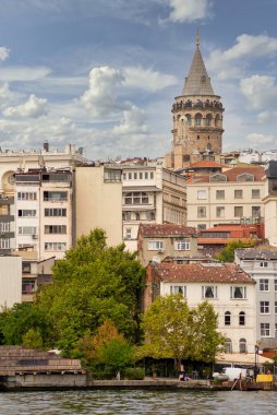 İstanbul şehir manzarası Türkiye 'nin Altın Boynuz kenti, denizden Galata Kulesi uzak uçtan