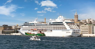 Nautica Majuro, Galataport terminaline yanaşan devasa yolcu gemisi, İstanbul, Türkiye 'nin uzak ucundaki Galata kulesi ile Karaköy Mahallesi' ndeki Boğaz boyunca yer alan karma kullanım geliştirmesi.