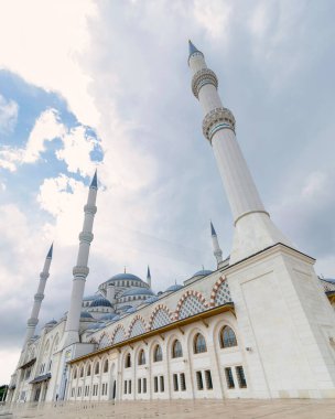 2019 yılında İstanbul 'un Uskudar ilçesindeki Camlica Tepesi' nde bir yaz gününde inşa edilen modern bir İslam ibadeti kompleksi olan Buyuk Camlica Camii 'nin alçak açılı çekimi.