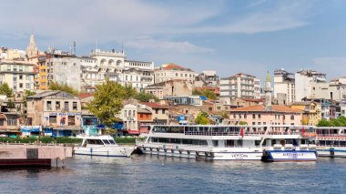 İstanbul şehri, güneşli bir yaz gününde rıhtımlı teknelerle Haliç Denizi 'nden manzaralı