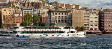 İstanbul, Türkiye - 29 Ağustos 2022: Arka planda şehir manzaralı modern feribot Marmara 'da denize açılıyor
