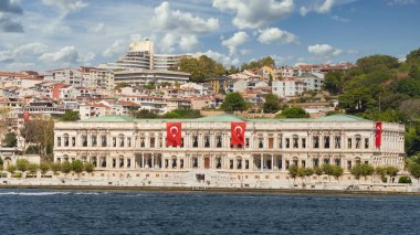 İstanbul 'un Beşiktaş ilçesinde, İstanbul Boğazı' nın Avrupa yakasında yer alan eski bir Osmanlı sarayı olan Ciragan Sarayı.