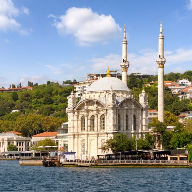 Ortakoy Camii 'ne bakan Boğaz manzarası veya Ortakoy Camii, nam-ı diğer Buyuk Mecidiye Camii, İstanbul, Türkiye' deki Ortakoy rıhtım meydanının rıhtımında yer alıyor.