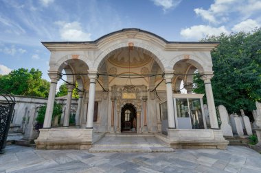 Türkiye 'nin İstanbul kentinin Avrupa yakasında, Eyup ilçesinde yer alan tarihi Eyüp Mezarlığı' ndaki mezarlar için beyaz mermer süslemeli giriş