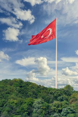 Güneşli bir yaz gününde İstanbul-Türkiye Boğazı dağlarında dev bir Türk bayrağı