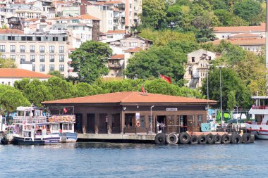 İstanbul, Türkiye - 1 Eylül 2022: Altın Boynuz, Kasim Paşa Feribot Terminali ve arka planda yoğun yeşil ağaçlar