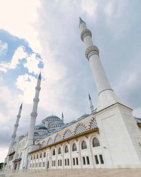 Низкоугольный Боковой Снимок Мечети Гранд Камлия Buyuk Camlica Camii Современный — стоковое фото