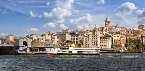 Ferry Boat Sailing Bosphorus Strait Istanbul Skyline Background Overlooking Galata — Foto de Stock