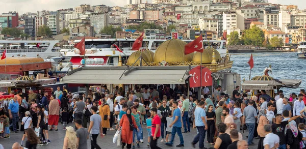 Istanbul Turkey August 2022 Crowds Local Citizens Eminonu Plaza Victory —  Fotos de Stock