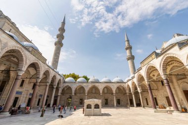 İstanbul, Türkiye - 26 Ağustos 2022: İstanbul 'da az sayıda turist bulunan Süleyman Camii, İstanbul' un Üçüncü Tepesi 'nde yer alan Osmanlı İmparatorluk Camii ve kentteki ikinci büyük cami