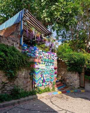 Türkiye 'nin İstanbul Balat İlçesi' nde rengarenk merdivenler ve tepe örtüsüyle dekore edilmiş kafenin gündüz görüntüsü
