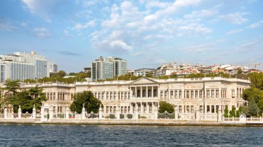 Veliaht Prensin Apartmanı, Dolmabahce Sarayı 'nın doğu bölümünde, İstanbul' un Beşiktaş ilçesinde, İstanbul Boğazı 'nın Avrupa kıyılarında.