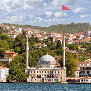 Beylerbeyi Camii veya Beylerbeyi Camii, nam-ı diğer Hamid i-Evvel Camii 'ne bakan Beylerbeyi Boğazı manzarası, İstanbul, Türkiye' nin Beylerbeyi ilçesinin limanında yer alıyor.