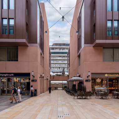 İstanbul, Türkiye - 31 Ağustos 2022: Galataport 'taki iç geçit, Boğaz kıyısı boyunca uzanan ve arka planda büyük bir yolcu gemisi bulunan karma kullanım geliştirmesi.