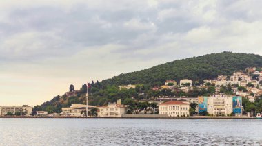 Marmara Denizi 'ndeki Prince Adaları' nın en büyük ikinci adası olan Heybeliada Adası 'nda yer alan Deniz Lisesi, İstanbul' un güneydoğusunda yer almaktadır.