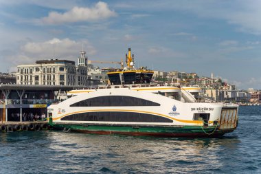 İstanbul, Türkiye - 1 Eylül 2022: Güneşli bir yaz gününde, Karakoy feribot terminaline küçük bir feribot yanaştı