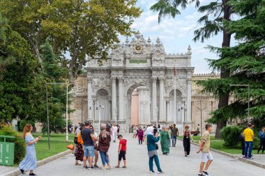 İstanbul, Türkiye - 31 Ağustos 2022: Dolmabahce Sarayı 'nın girişi, turistlerin geldiği yer