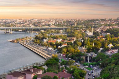 İstanbul şehir manzarası gün batımından önce Altın Boynuz, Eyup İlçesi, İstanbul, Türkiye 'ye bakan Pierre Loti Teleferik istasyonundan