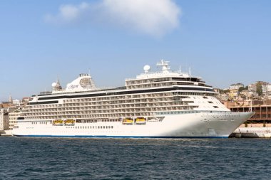 Yedi Deniz Kaşifi, Büyük yolcu gemisi, İstanbul, Türkiye 'deki Karaköy Mahallesi' nde, İstanbul Boğazı boyunca yer alan ve karışık kullanımlı bir kalkınma olan Galataport terminaline kenetlendi.