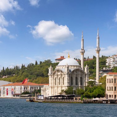 Ortakoy Camii 'ne bakan Boğaz manzarası veya Ortakoy Camii, nam-ı diğer Buyuk Mecidiye Camii, İstanbul, Türkiye' deki Ortakoy rıhtım meydanının rıhtımında yer alıyor.