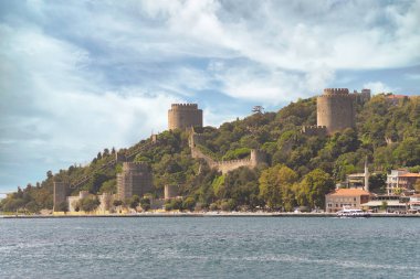 Rumelihisari, Bogazkesen Şatosu veya Rumeli Şatosu harabeleri, bir yaz günü, Osmanlı Sultanı 2. Mehmet tarafından inşa edilen İstanbul, Türkiye 'nin İstanbul Boğazı' nın Avrupa tarafındaki tepelerde yer alıyor.