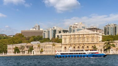 İstanbul 'un Beşiktaş ilçesindeki Dolmabahce Sarayı' ndan geçen feribot, Osmanlı İmparatorluğu 'nun eski ana idari merkezi olan İstanbul Boğazı' nın Avrupa kıyılarında yer alıyor.