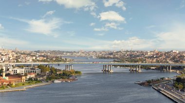 İstanbul şehir manzarası Altın Boynuz, Eyup İlçesi, İstanbul, Türkiye 'ye bakan Pierre Loti Teleferik istasyonundan