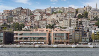 İstanbul, Türkiye - 1 Eylül 2022: Karaköy Mahallesi 'nde bulunan karışık kullanımlı bir kalkınma olan Galataport Denizi' nden görüntü