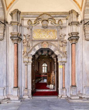 Türkiye 'nin İstanbul kentinin Avrupa yakasında, Eyup ilçesinde yer alan tarihi Eyüp Mezarlığı' ndaki mezarlar için beyaz mermer süslemeli giriş