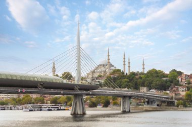 Altın Boynuz Metro Köprüsü veya Haliç Köprüsü 'nün, Süleyman Camii, İstanbul ve Türkiye' nin kesiştiği gün