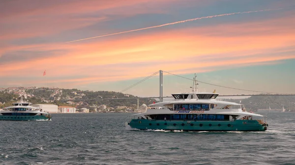 İstanbul, Türkiye - 29 Ağustos 2022: Günbatımından önce İstanbul Boğazı 'nda İstanbul Boğazı' nda İstanbul Boğazı 'na giden modern feribot.