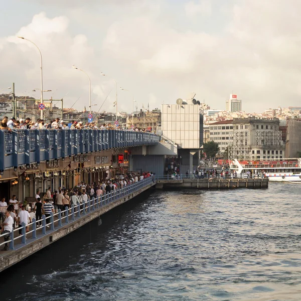 Κωνσταντινούπολη Τουρκία Αυγούστου 2022 Γέφυρα Γαλατά Παραδοσιακές Ψαροταβέρνες Στο Πέρασμα — Φωτογραφία Αρχείου