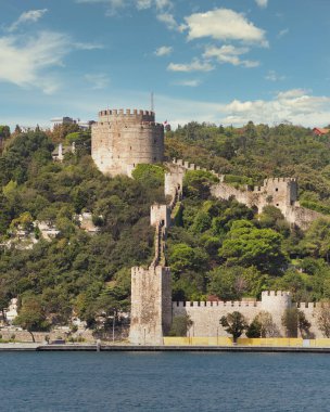 Rumelihisari, Bogazkesen Şatosu veya Rumeli Şatosu harabeleri, güneşli bir günde, Osmanlı Sultanı 2. Mehmet tarafından inşa edilen İstanbul, Türkiye 'nin İstanbul kentindeki İstanbul Boğazı' nın Avrupa yakasında yer alıyor.