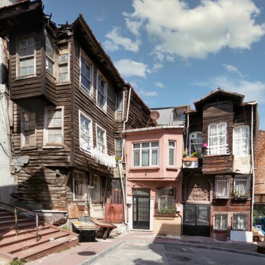 Eski Balat ilçesindeki eski güzel ahşap ve taş evler ve taş merdivenler, bir yaz günü, İstanbul, Türkiye