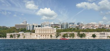 İstanbul 'un Beşiktaş ilçesinde bulunan Dolmabahce Sarayi Sarayı, eskiden Osmanlı İmparatorluğu' nun ana idari merkezi olan Boğaz 'ın Avrupa kıyılarında yer almaktadır.