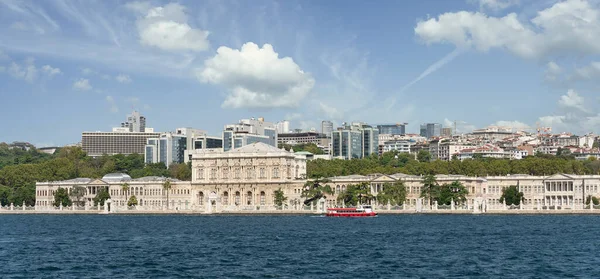 İstanbul 'un Beşiktaş ilçesinde bulunan Dolmabahce Sarayi Sarayı, eskiden Osmanlı İmparatorluğu' nun ana idari merkezi olan Boğaz 'ın Avrupa kıyılarında yer almaktadır.