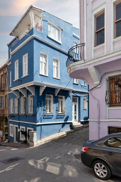 Eski Balat ilçesinde eski güzel mavi boyanmış evi olan kaldırım taşı sokak, bir yaz günü, İstanbul, Türkiye