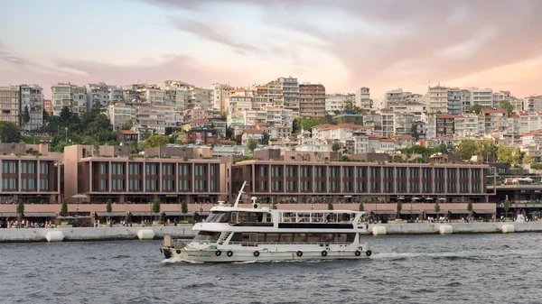 İstanbul, Türkiye - 1 Eylül 2022: Feribot, Galataport 'un önündeki Boğaz' da, Karaköy Mahallesi 'nde bulunan bir karma kullanım geliştirme tesisi.