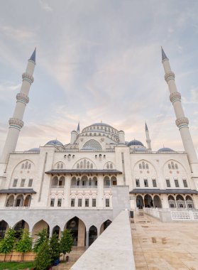 2019 yılında İstanbul 'un Uskudar ilçesindeki Camlica Tepesi' nde bir yaz gününde inşa edilen modern bir İslam ibadeti kompleksi olan Buyuk Camlica Camii 'nin alçak açılı çekimi.