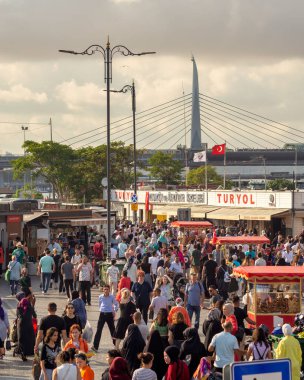 İstanbul, Türkiye - 30 Ağustos 2022: Zafer Günü 'nde Eminonu Plaza' da İstanbul şehir manzaralı ve Altın Boynuz Metro Köprüsü de dahil olmak üzere yerel halk kalabalığı