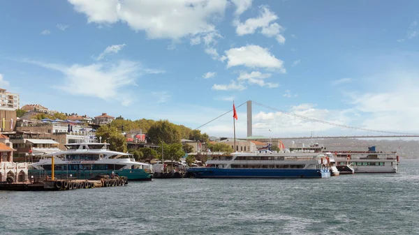 ベスキタス地区のボスポラス海峡のヨーロッパの海岸の眺めとフェリーボートが停泊し トルコのイスタンブールの端にあるボスポラス橋 — ストック写真