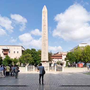 İstanbul, Türkiye - 30 Ağustos 2022: Theodosius 'un Obelisk' ini ziyaret eden turistler, Firavun Thutmose III 'ün antik Mısır dikilitaşları İstanbul Hipodromu veya Sultanahmet Meydanı' nda yeniden dikildi 