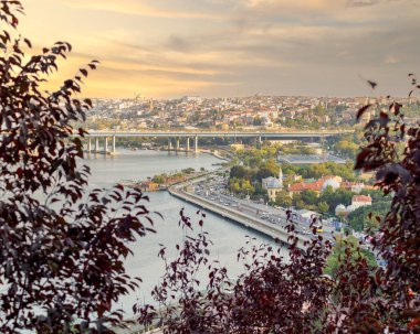 İstanbul şehir manzarası gün batımından önce Altın Boynuz, Eyup İlçesi, İstanbul, Türkiye 'ye bakan Pierre Loti Teleferik istasyonundan